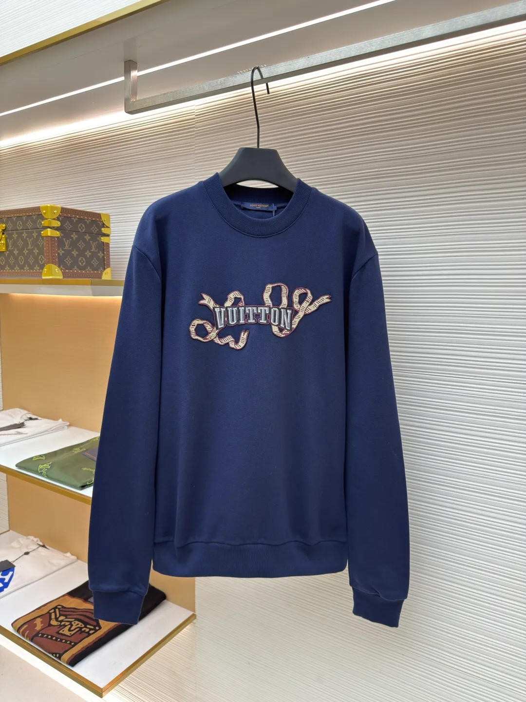 LOUISVUITTON pearlescent yarn Zhangzi sweatshirt ●Original version: purchased and developed for 10800 ●Item number: 1680727-A85 ●Fabric: double-ply large terry bottom sweatshirt fabric ●Technology: knitting ●Version: fitted version ●Weight: about 590 grams ●Size: XS-S-M-L ●Description: The fabric is made of cotton 32s double-ply large terry bottom sweatshirt fabric, matched with 26s double yarn 1*1 horizontal machine weaving thread, the front chapter is embroidered with a domestic high-speed embroidery machine, and the mesh bottom is padded with three layers of hot water sol material on top. Gold and silver thread + mercerized thread, the outer ring of the chapter adopts the Great Wall stitch method, and the inner part adopts the sun stitch method. The number of embroidery needles in the entire chapter reaches 150,000. The dense stacking of stitches is used to create a three-dimensional effect. The back panel is embroidered with three-dimensional flat embroidery with mercerized thread. The overall wiring is straight and delicate, the fabric is comfortable and soft, and the color is consistent without color difference. It can be matched with the same style to create a fashionable look and control various occasions. Customized accessories, complete with three standards, same style for men and women!